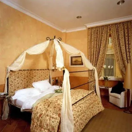 Nocleg ze śniadaniem Caesar House Residenze Romane 3*